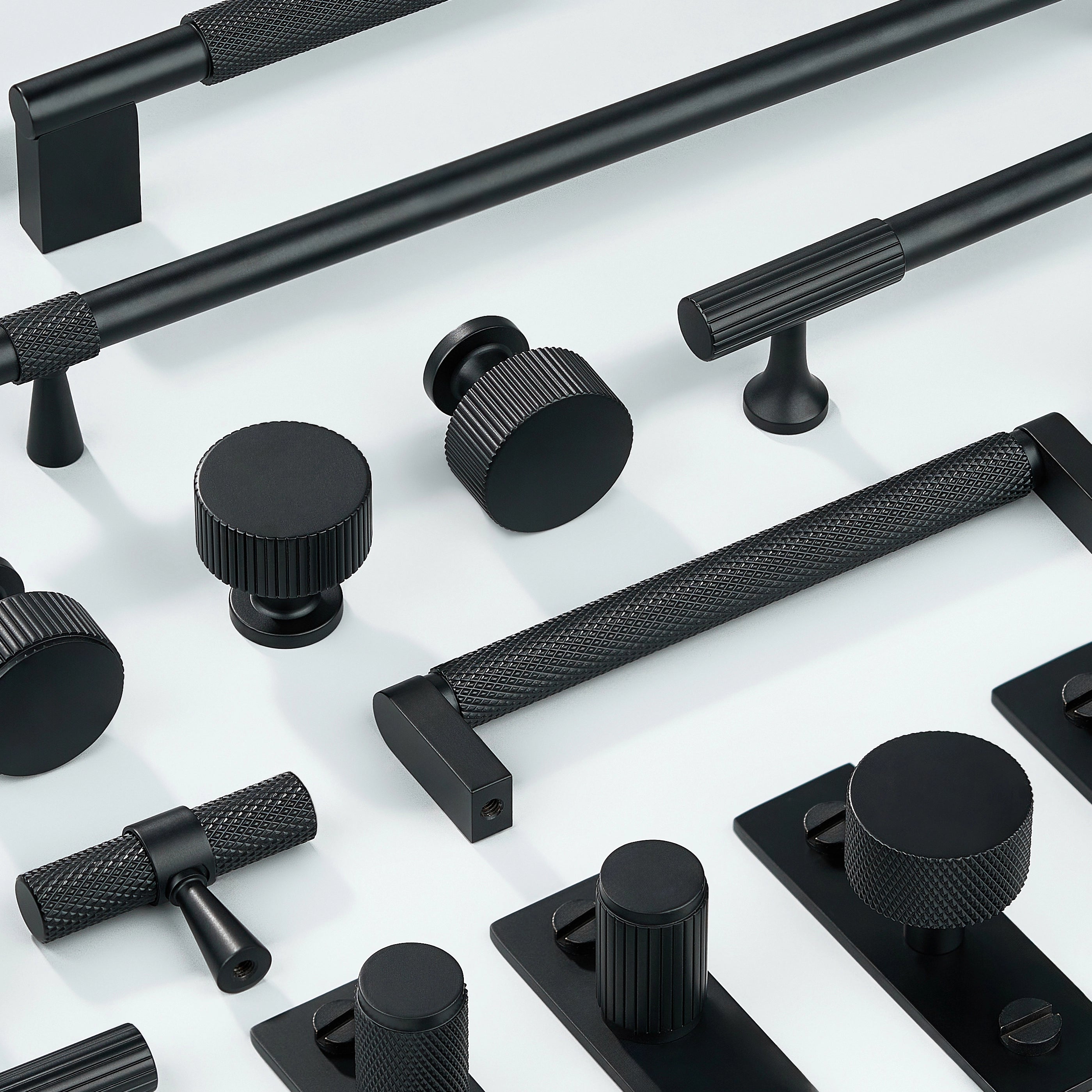 Knurled Cabinet Handles in diamond knurling, linear knurling in black finish. Cabinet Knobs in knurling, linear knurling, cylindrical shape, round shape with and without back-plate in black finish