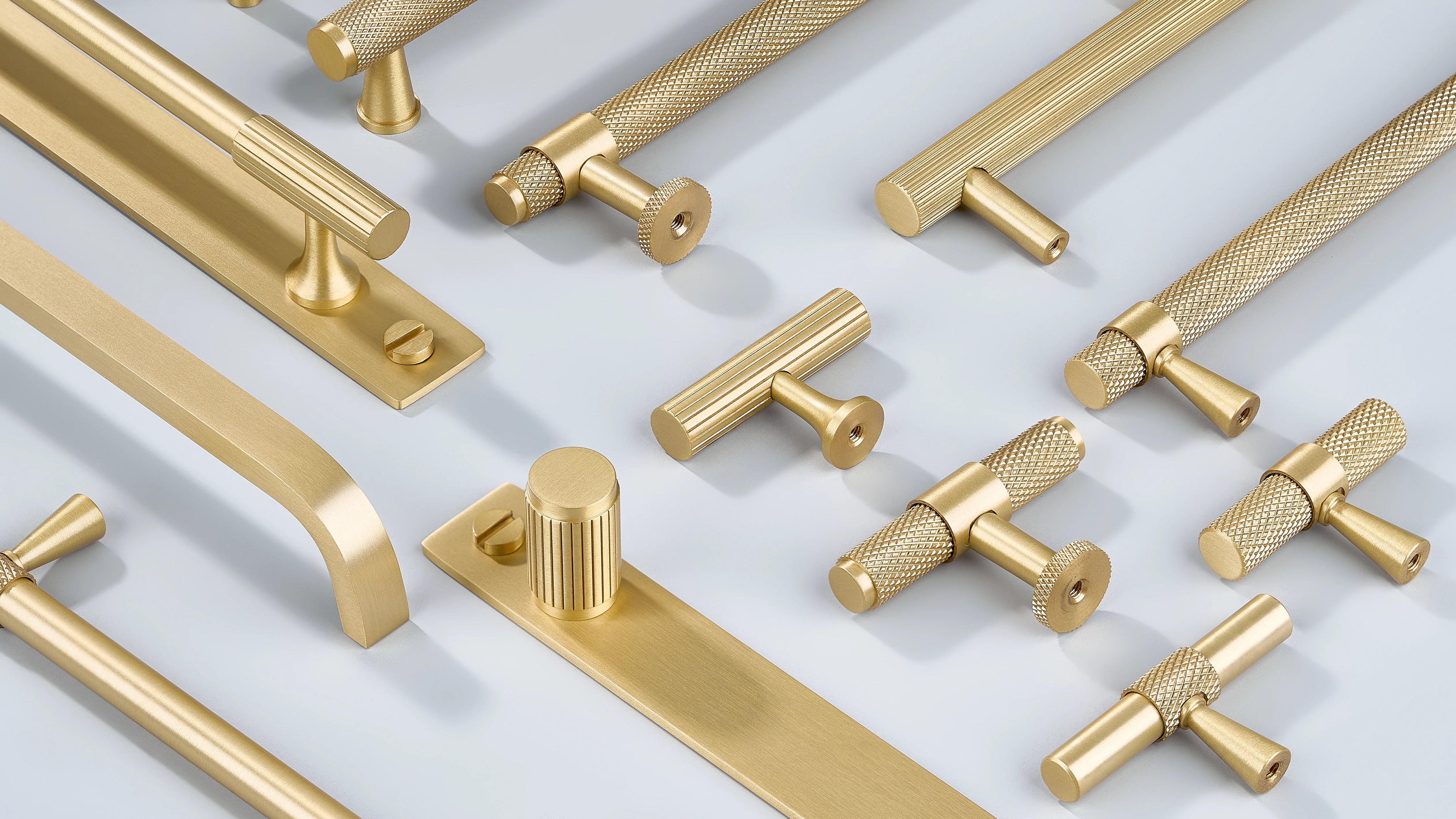 Cabinet handles in diamond knurling, linear knurling, curve shape along with cabinet knobs in T shape in gold finish