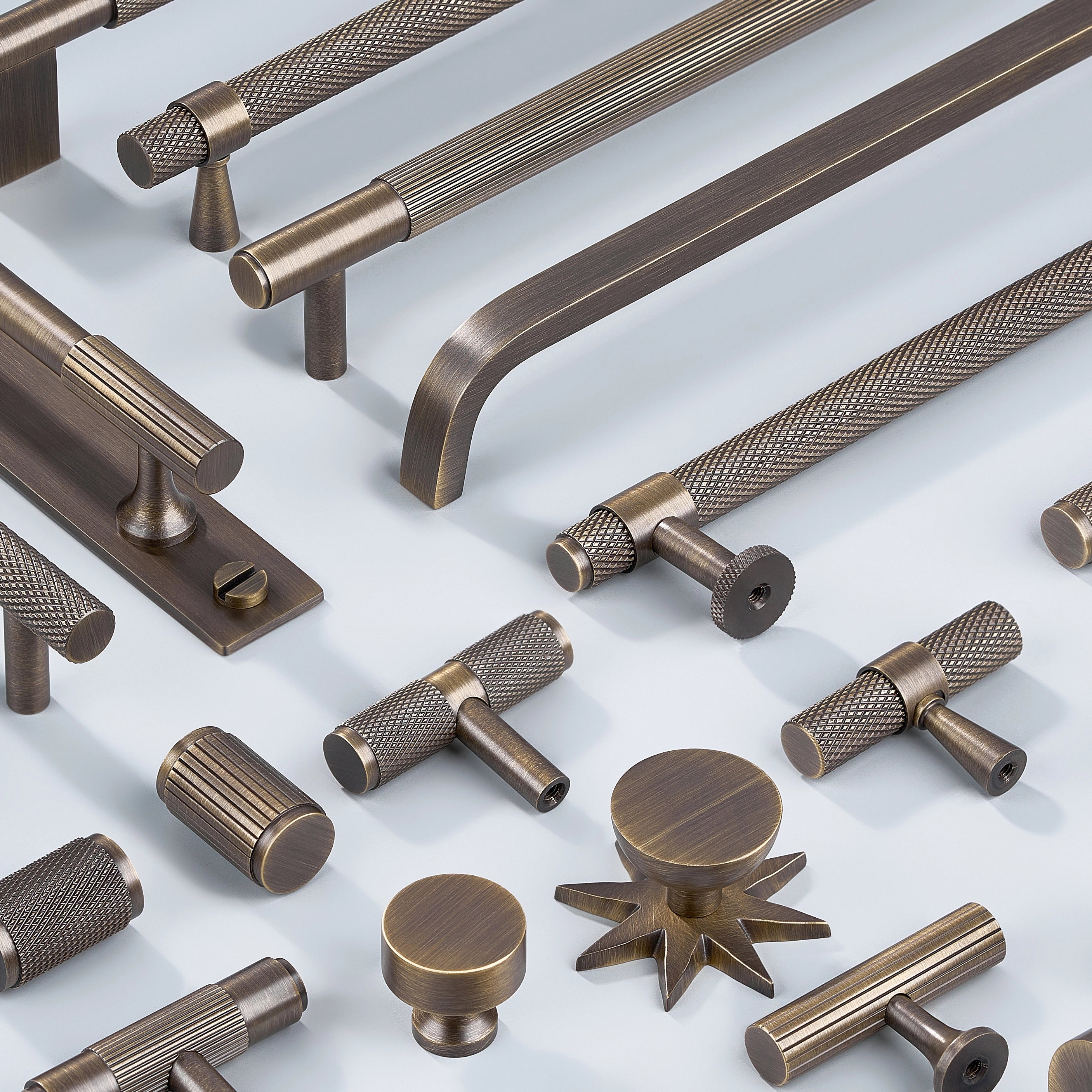 Cabinet Handles in diamond knurling, linear knurling, curve shape without knurling in gold finish. Cabinet Knobs in knurling, linear knurling, cylindrical shape, T shape in antique bronze finish