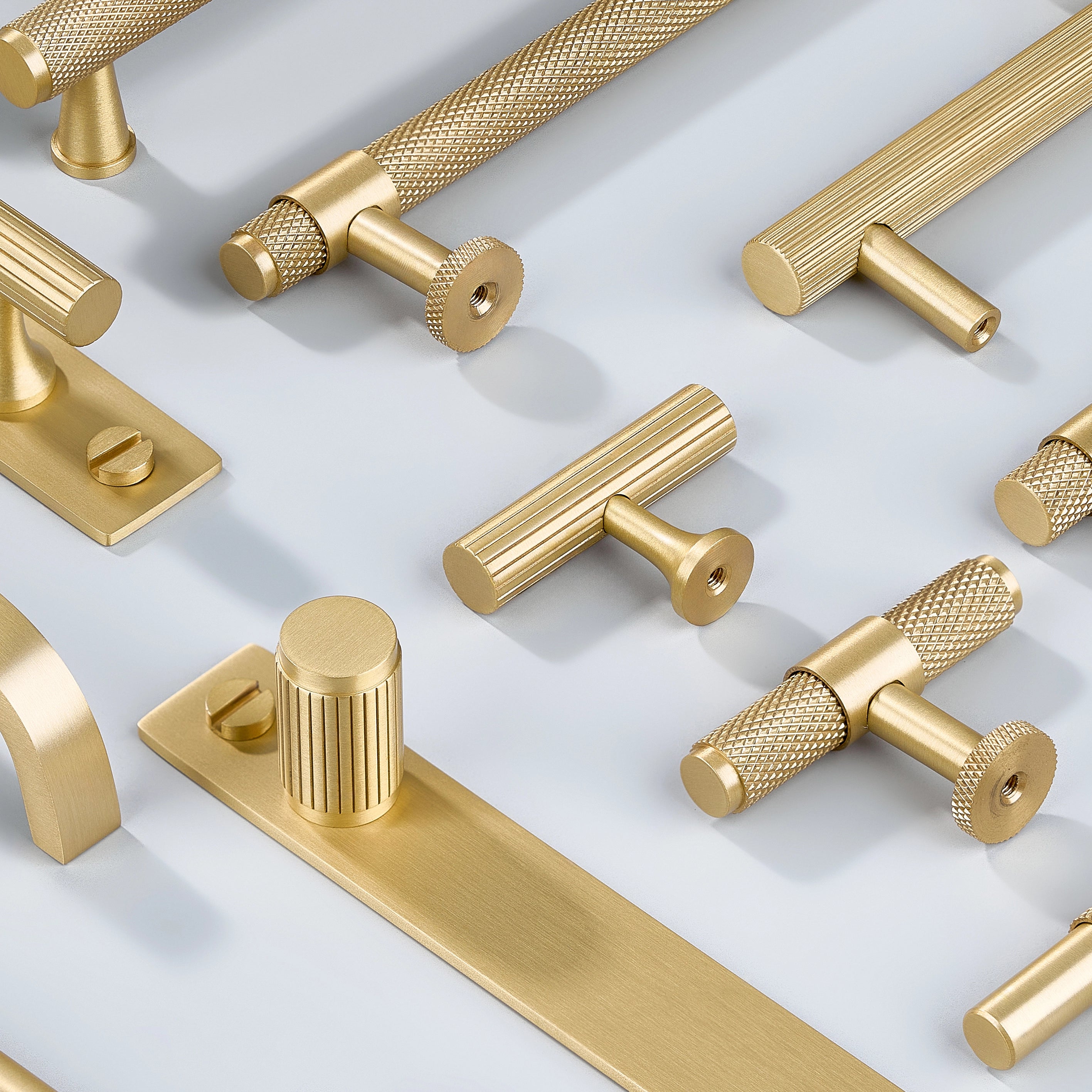Cabinet Handles in diamond knurling, linear knurling, curve shape without knurling in gold finish. Cabinet Knobs in knurling, linear knurling, cylindrical shape, T shape in gold finish