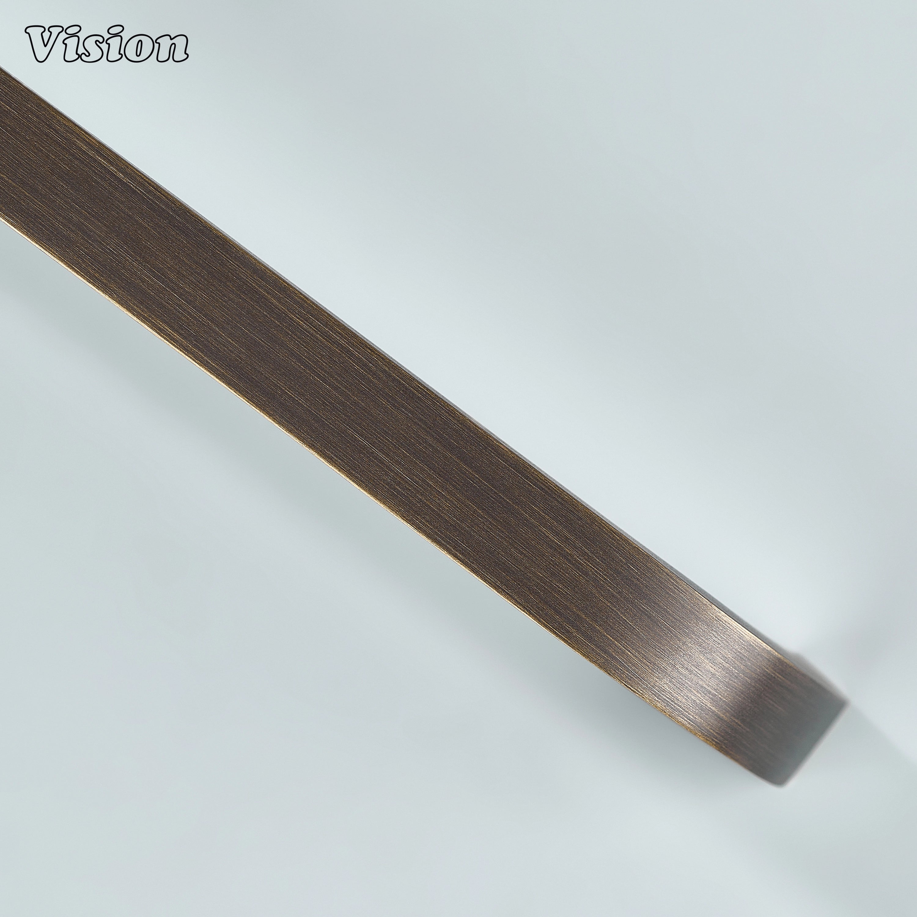 Vintage-inspired curved brass handle in antique bronze finish.